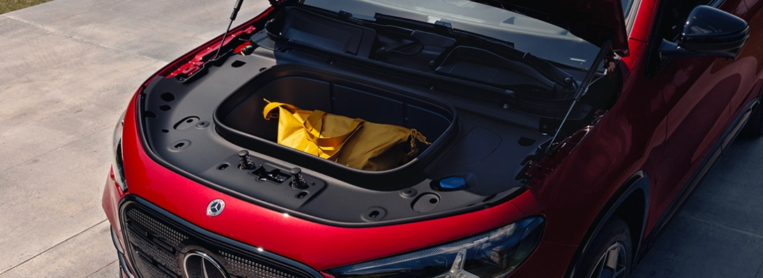 Frunk anteriore da 107 litri della nuova Mercedes GLA 2026 elettrica rossa, con borsa da viaggio gialla