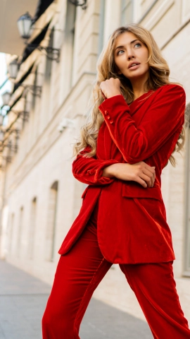 donna in vestito rosso